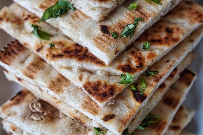 Pita & Dips (Hummus Tzatziki)