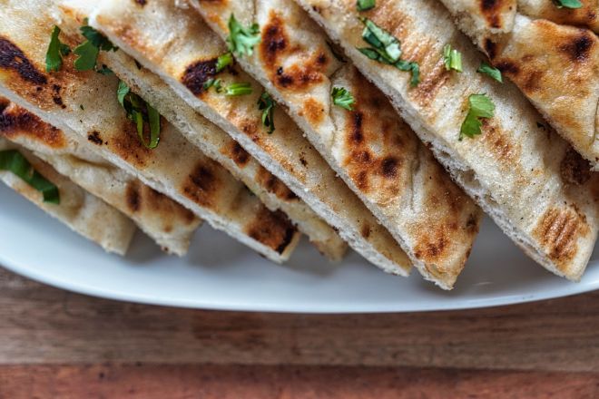 Pita & Dips (Hummus Tzatziki)