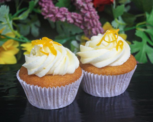 Lemon cupcake, lemon curd filling, lemon buttercream (v)