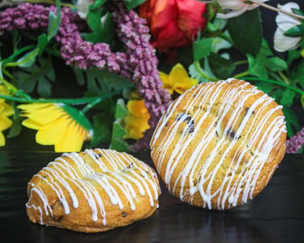 Cranberry white chocolate cookie with white chocolate drizzle (v)