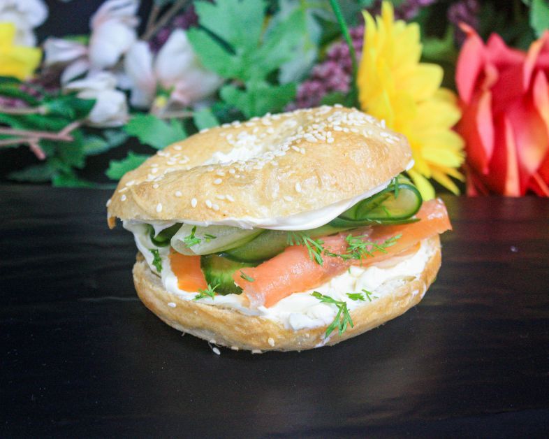 Mini bagel - Cream cheese, smoked salmon, cucumber, dill
