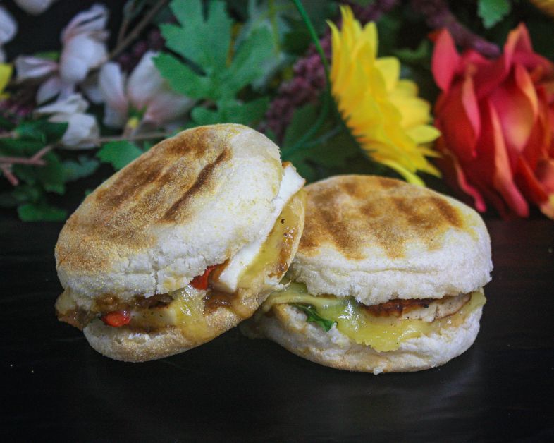 English muffin – Haloumi, onion relish, red pepper, cheese (v)