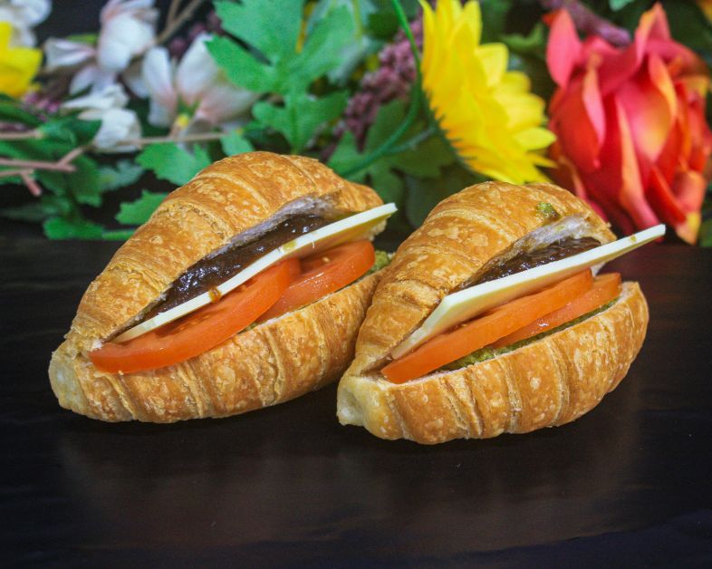 Mini croissant – Caramelised onion, pesto, tomato, cheese (v)