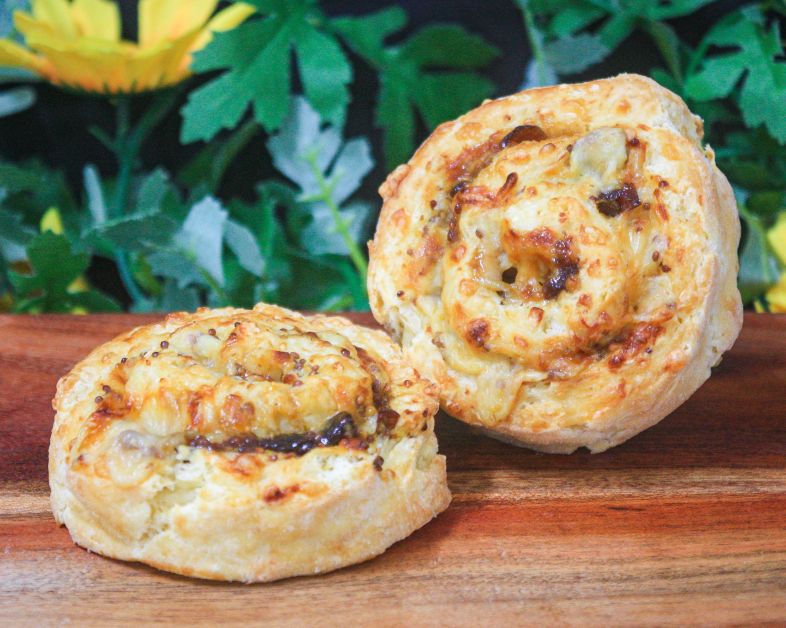 Caramelised onion, cheddar & wholegrain mustard pinwheel scones with whipped butter (v) 