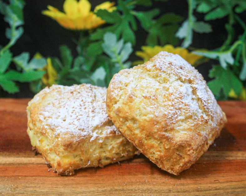 Pineapple, coconut & lime scones with lemon curd cream (v) 