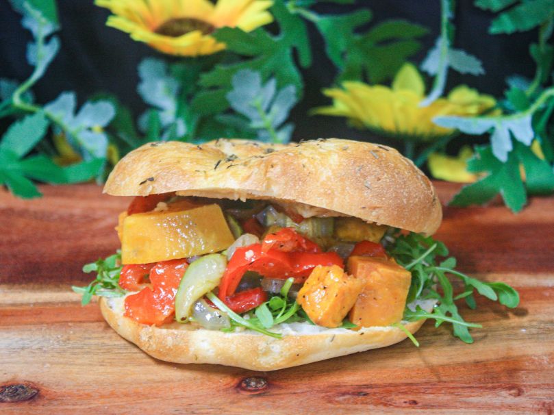 Turkish roll with roast vegetables, hummus and rocket (ve, df)