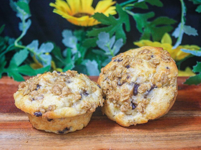 Banana, dark chocolate & oat crumble muffins with maple butter (v) 