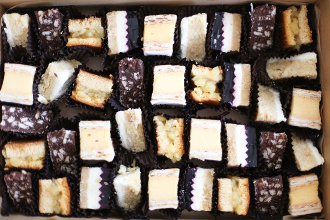 Mini Slice Box (serves 20)