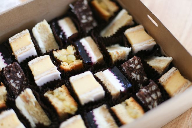 Mini Slice Box (serves 20)