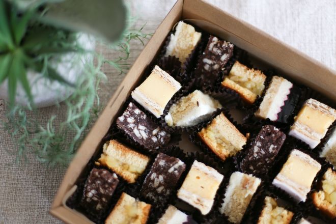 Mini Slice Box (serves 20)